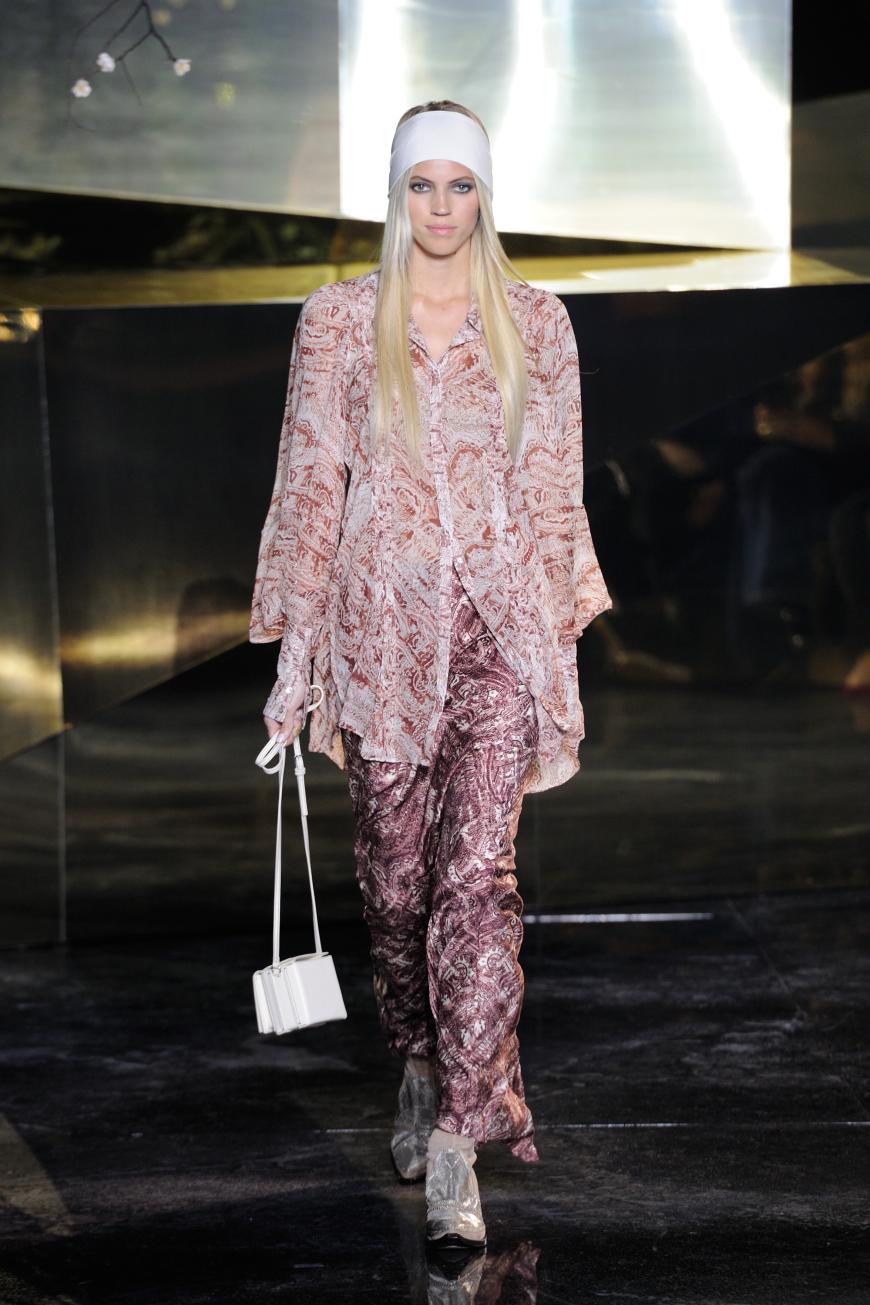 Hippiesker Look aus Seidenbluse und -hose mit psychedelischem Print