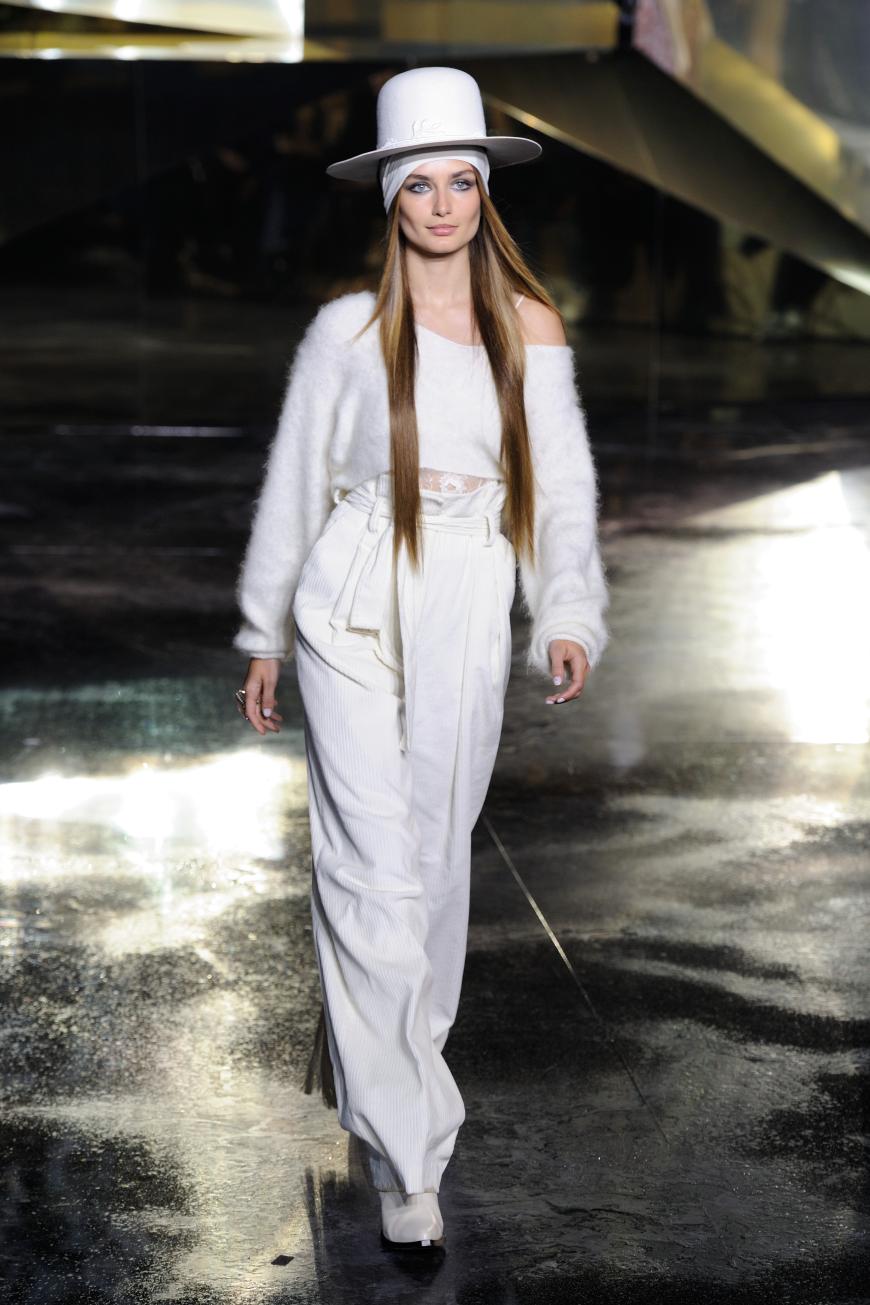 White-all-over geht auch im Herbst/Winter 2016/17 noch: Wuschelpulli zur Taillenhose