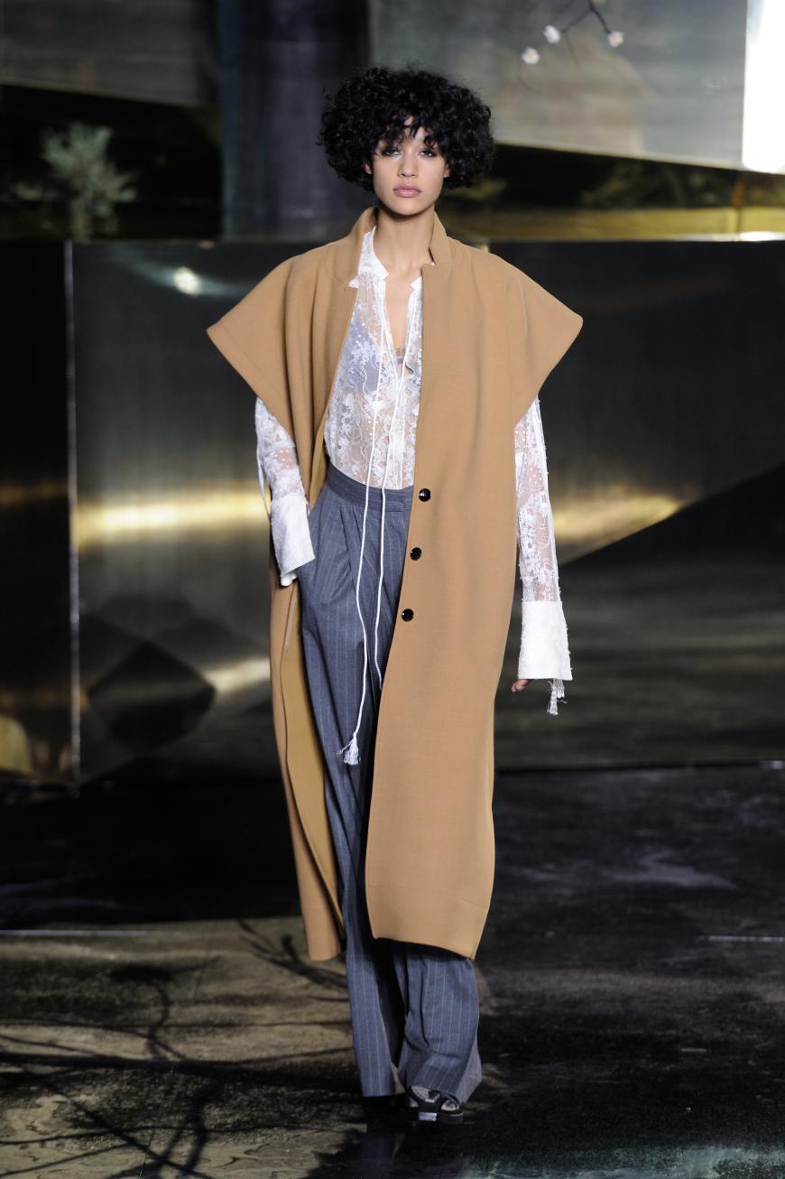 Camelfarbene Longvest zur weißen Spitzenbluse und Nadelstreifenhose