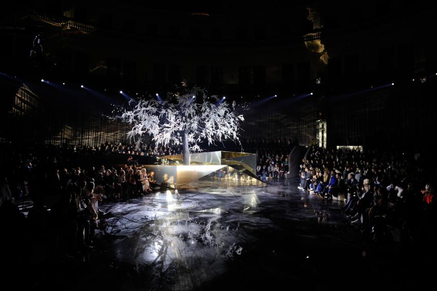 H&M inszenierte ein mystische Märchenkulisse samt Catwalk aus Eis.
