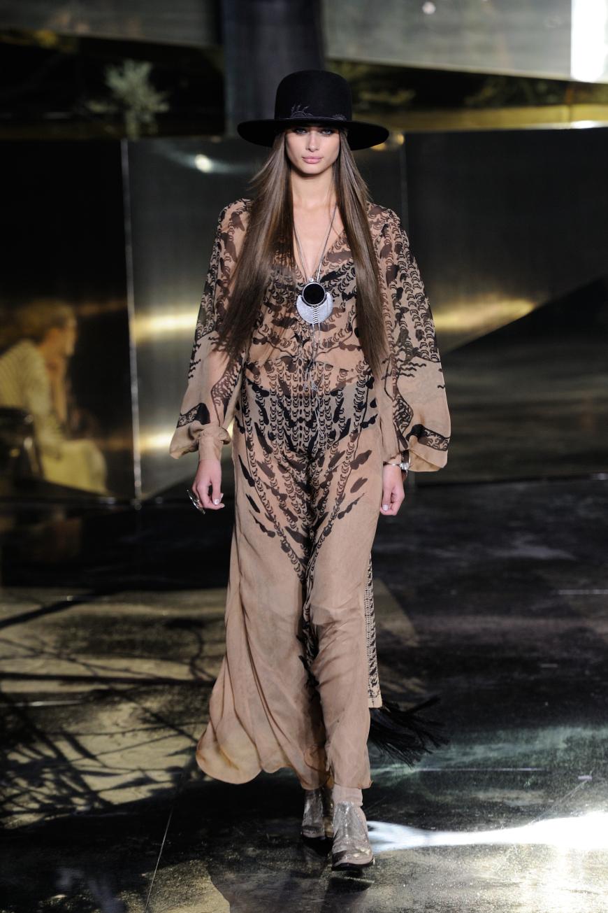 Flatternder Jumpsuit in Nude mit Federmuster
