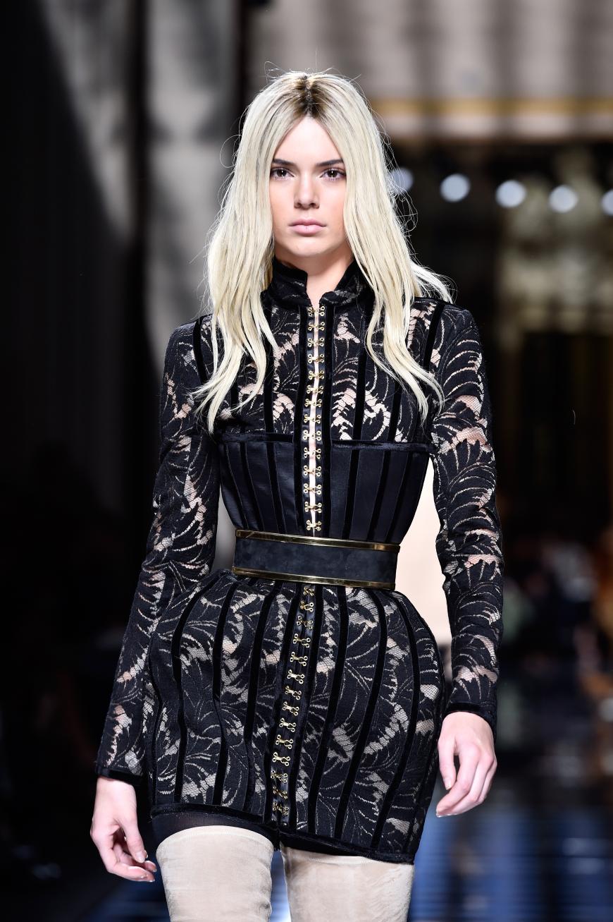 Bei Balmain zeigte sich Kendall jetzt strohblond!