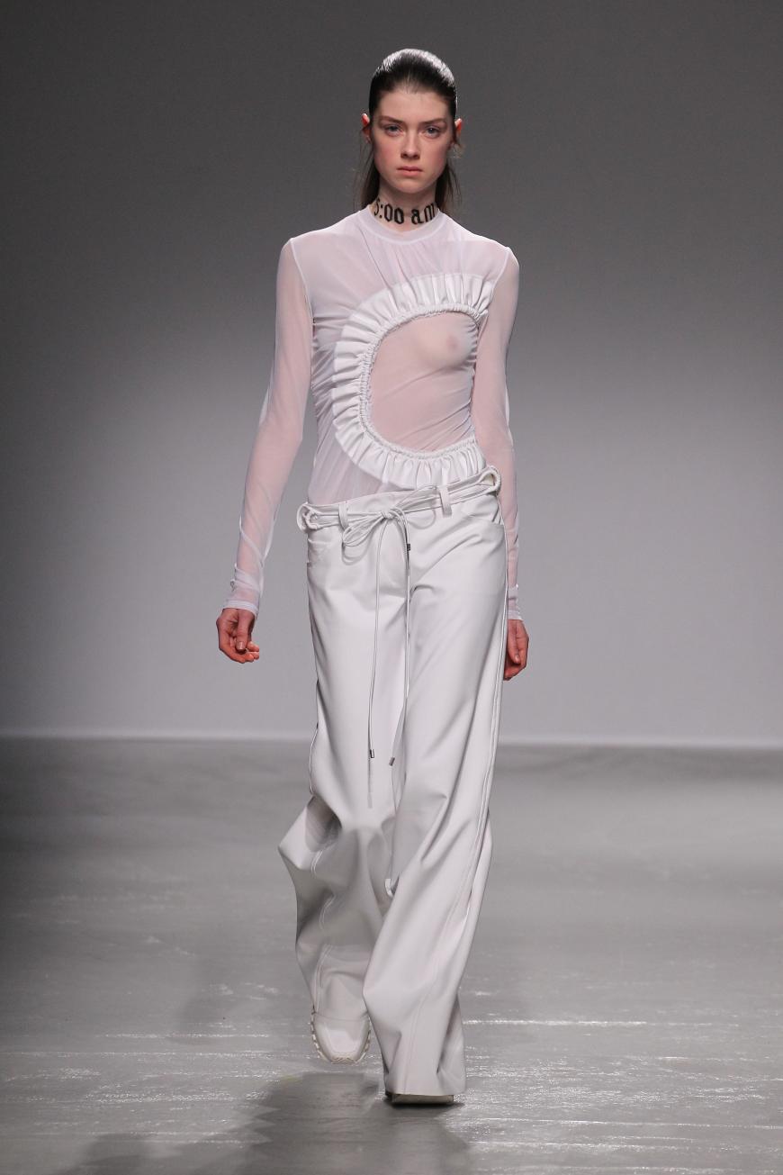 Lea Peckre lässt ihre Models ohne Unterwäsche bei der Fashion Week in Paris laufen.