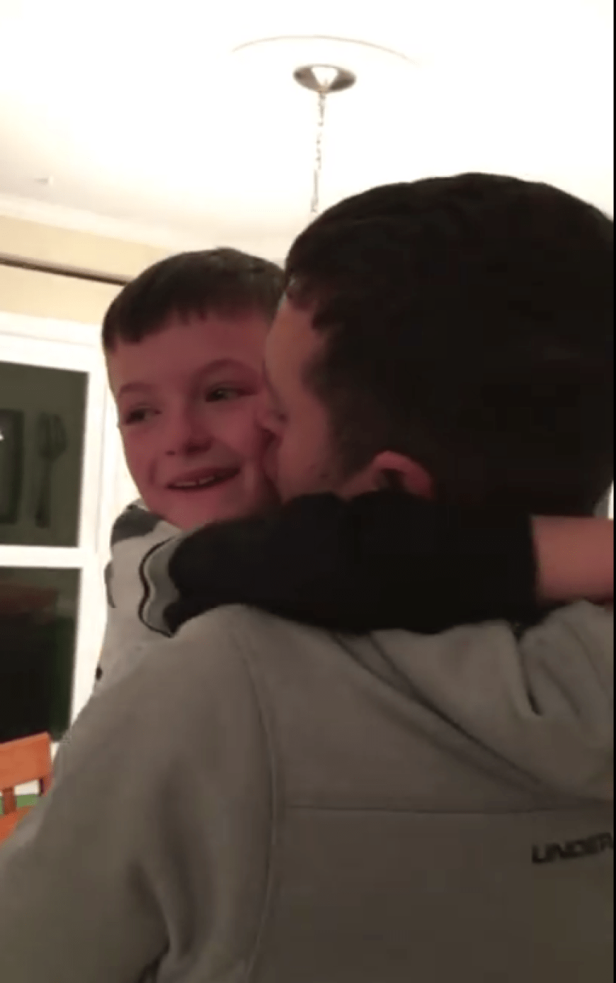 Der Papa des 7-Jährigen kommt nach einem Militäreinsatz zurück nach Hause. Alex kann sein Glück kaum fassen!