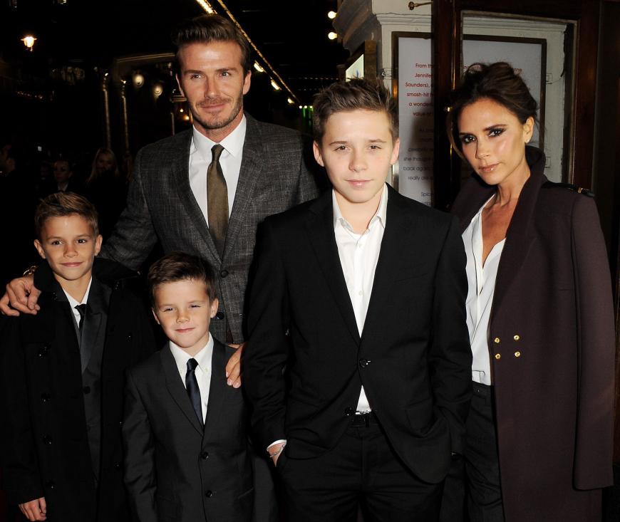 Becks und Victoria Beckham posieren mit ihren Rackern Romeo, Cruz und Brooklyn (von links). Nur eine fehlt ...