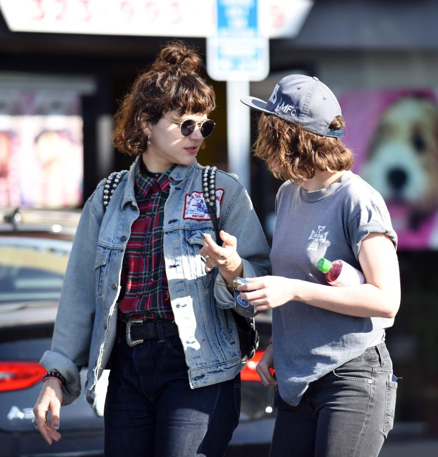 Die Ex von Robert Pattinson scheint sich gut mit dieser unbekannten Lady zu verstehen.