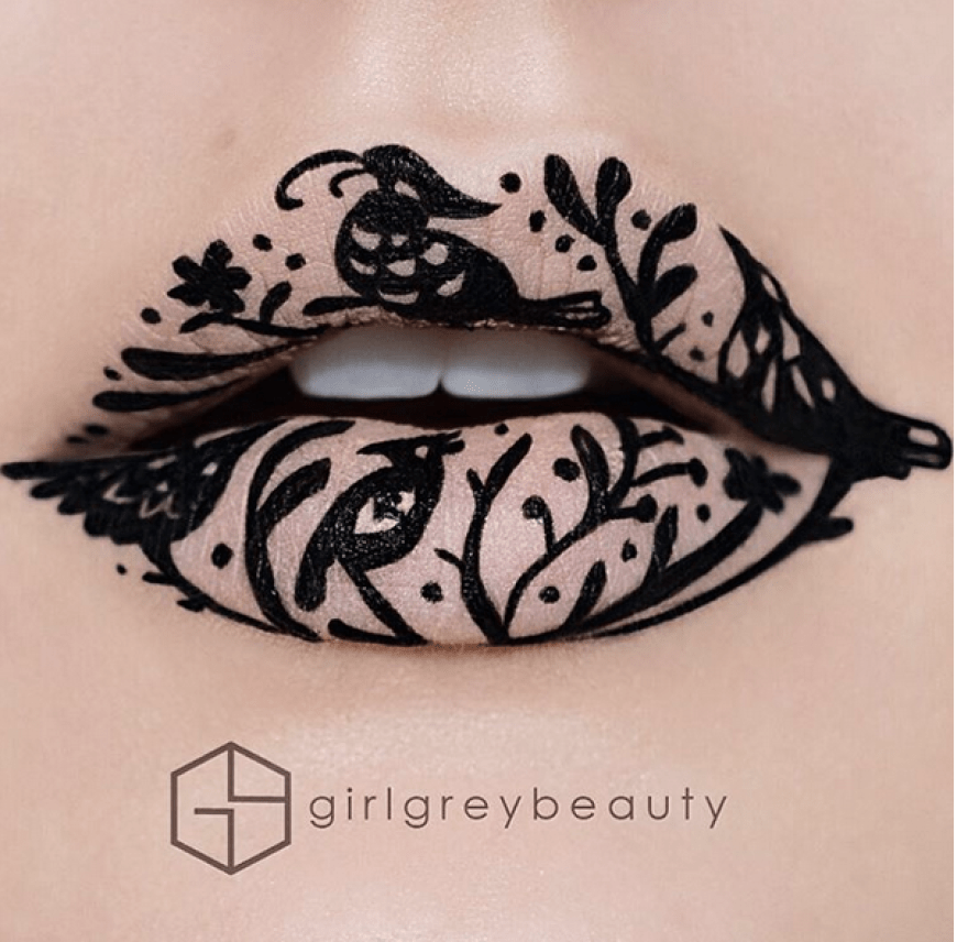 So eine Zeichnung würden wir nicht mal auf Papier hinbekommen, girlgreybeauty zeichnet sie sich mit schwarzem Liner auf nudefarbene Lippen.