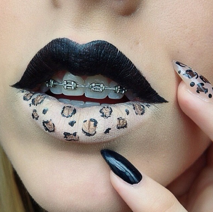 Leo - warum immer nur als Kleidung? Andeedoll schminkt sich die Lippen in den coolen Print!