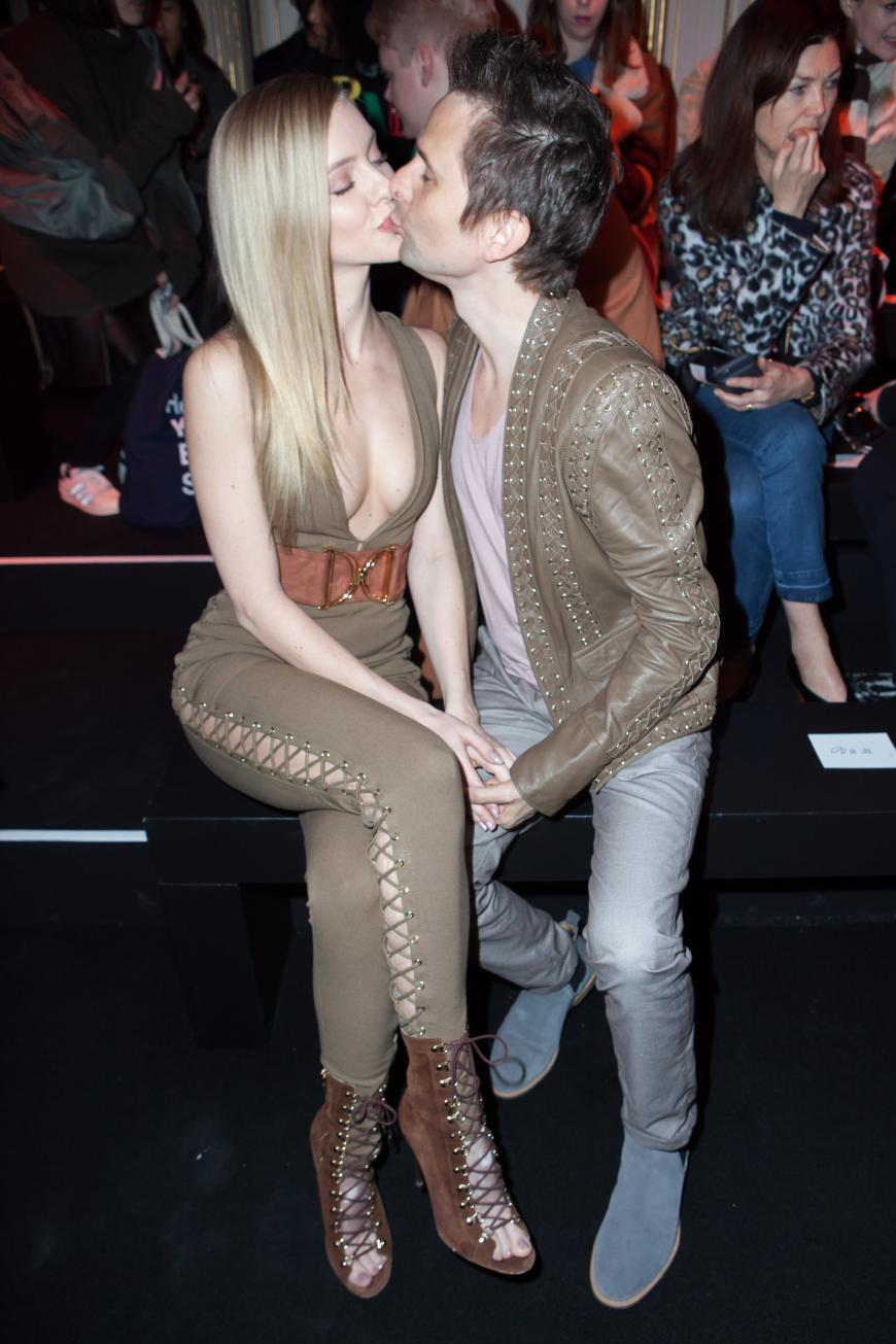 Muse-Rocker Matt Bellamy knutscht in der Front Row bei der Show von Balmain seine Freundin Elle Evans.