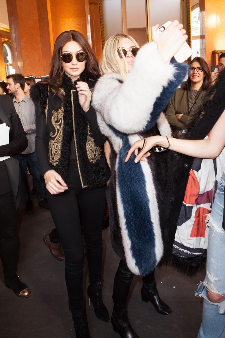 Die Selfie-Queens Kendall und Gigi tun backstage bei Balmain noch schnell das, was sie am besten können.