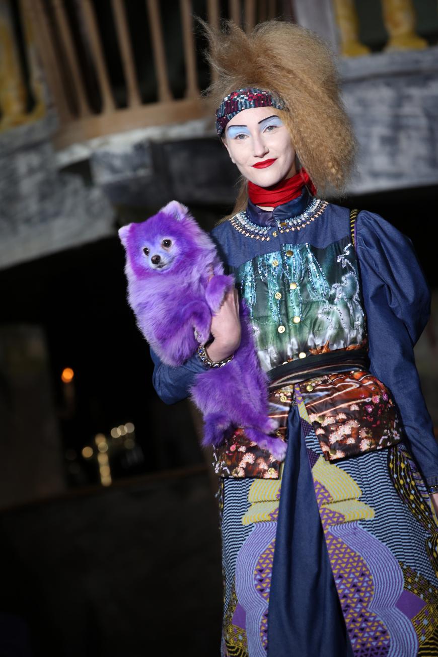 Danach gab es sogar lilafarbene Hunde auf dem Catwalk!