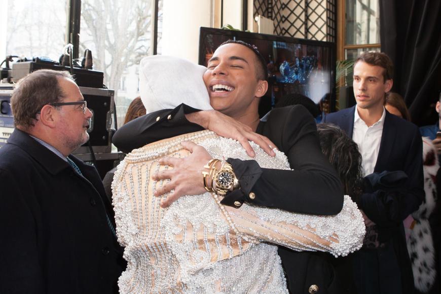 ... viel lieber herzt er Balmain-Designer Olivier Rousteing.