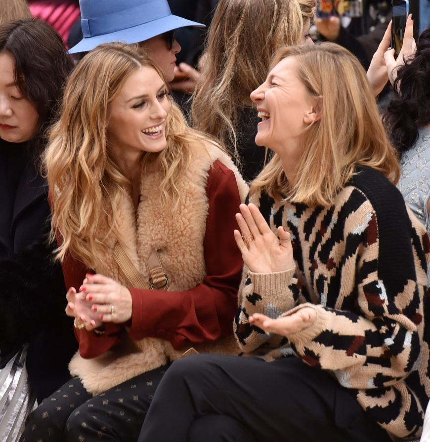 Fashion Week ist, wenn Olivia Palermo und Elizabeth von Guttman in der Front Row bei Chloé allen Grund zum Lachen haben.