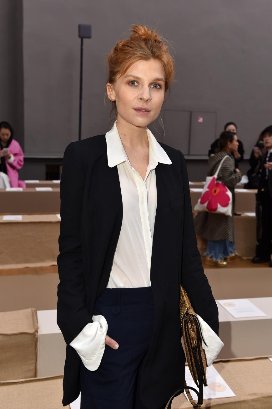 Die wohl schönste Seite der Pariser Modewoche: Clémence Poésy zeigt, dass man keinen aufregenden Look braucht, um aufzufallen.