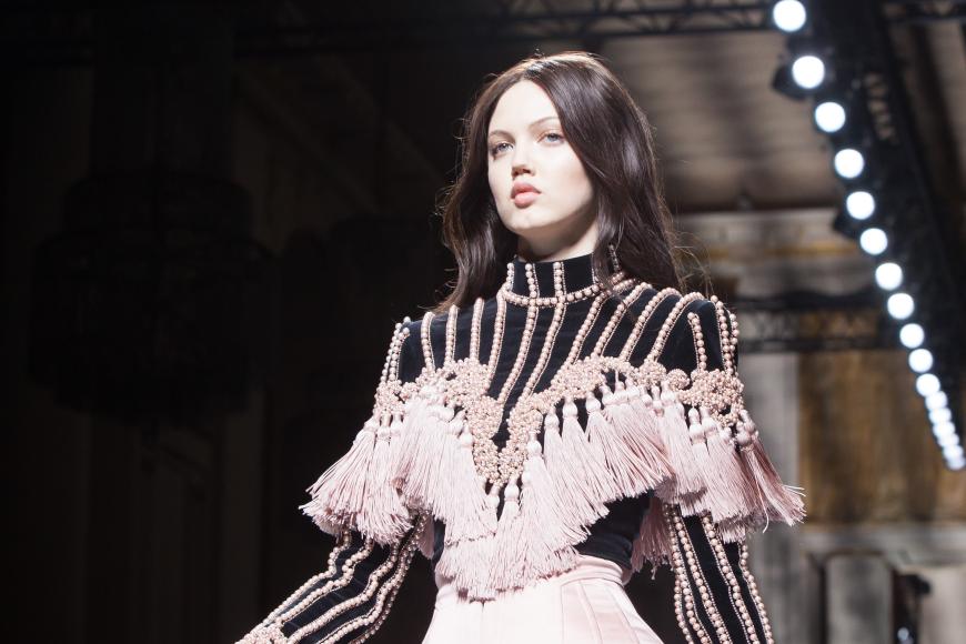Kaum wiedererkannt: Auch Lindsey Wixson wurde bei Balmain eine dunkle Mähne verpasst!