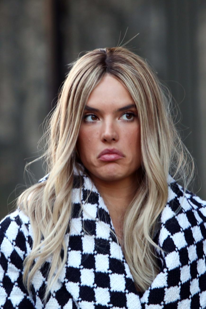 Alessandra Ambrosio ebenfalls mit neuem Look und Grimassen ziehend - was dem Topmodel wohl die Laune verdorben hat?