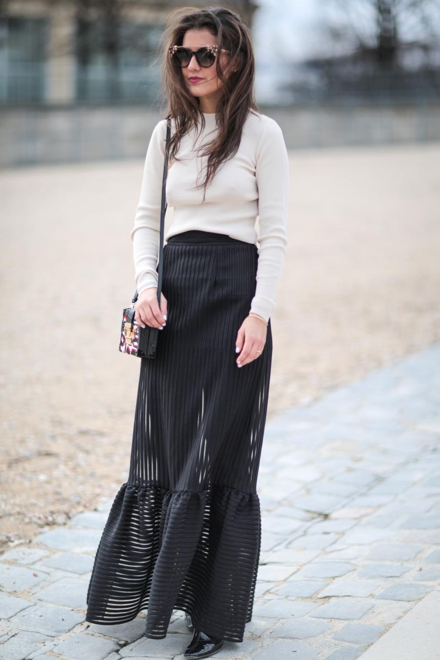 Ein wunderbar französischer Looks aus cremefarbenem Kaschmirpullover und transparentem Rock.