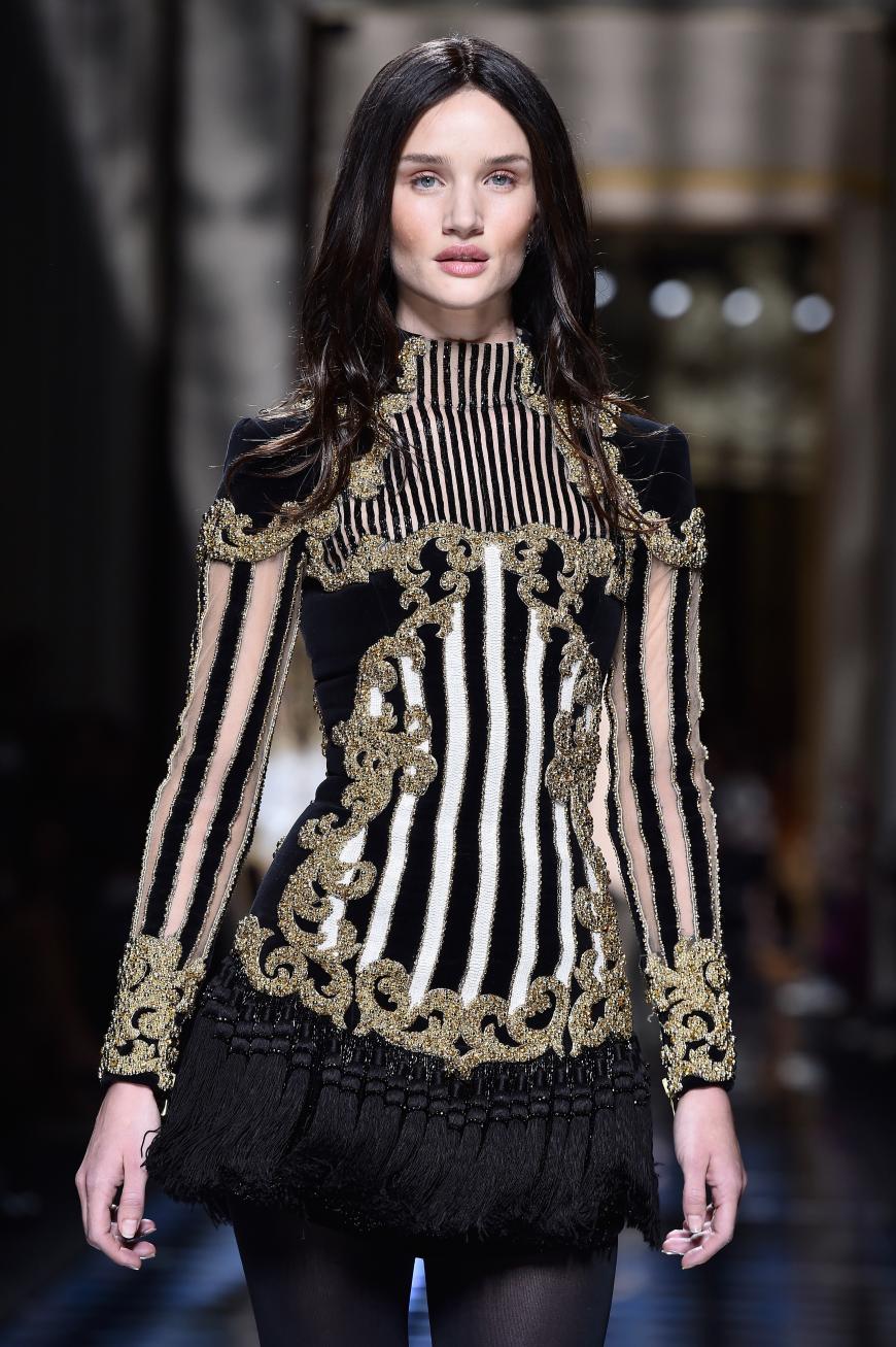Noch ein Topmodel nach der Typveränderung: Rosie Huntington-Whiteley im Schneewittchen-Look auf dem Runway bei Balmain