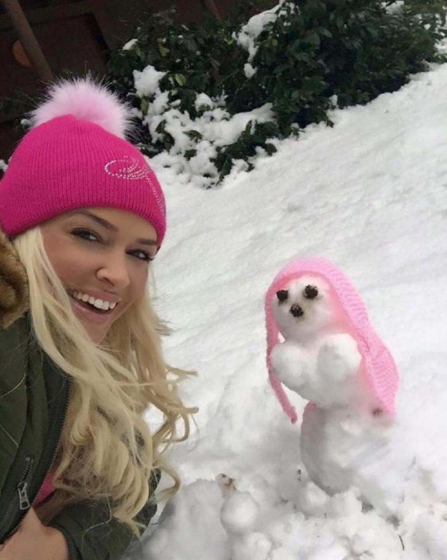 Daniela Katzenberger präsentiert stolz ihren