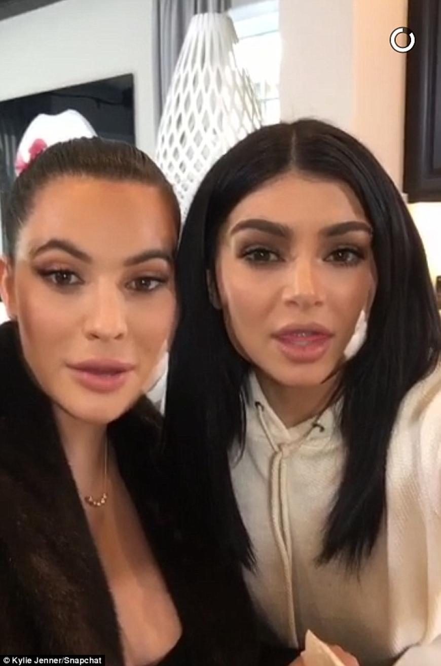 Links Kim Kardashian, rechts Kylie Jenner - oder doch anders herum? Egal wie man die beiden Gesichter dreht und wendet, es ist kaum ein Unterschied sichtbar.