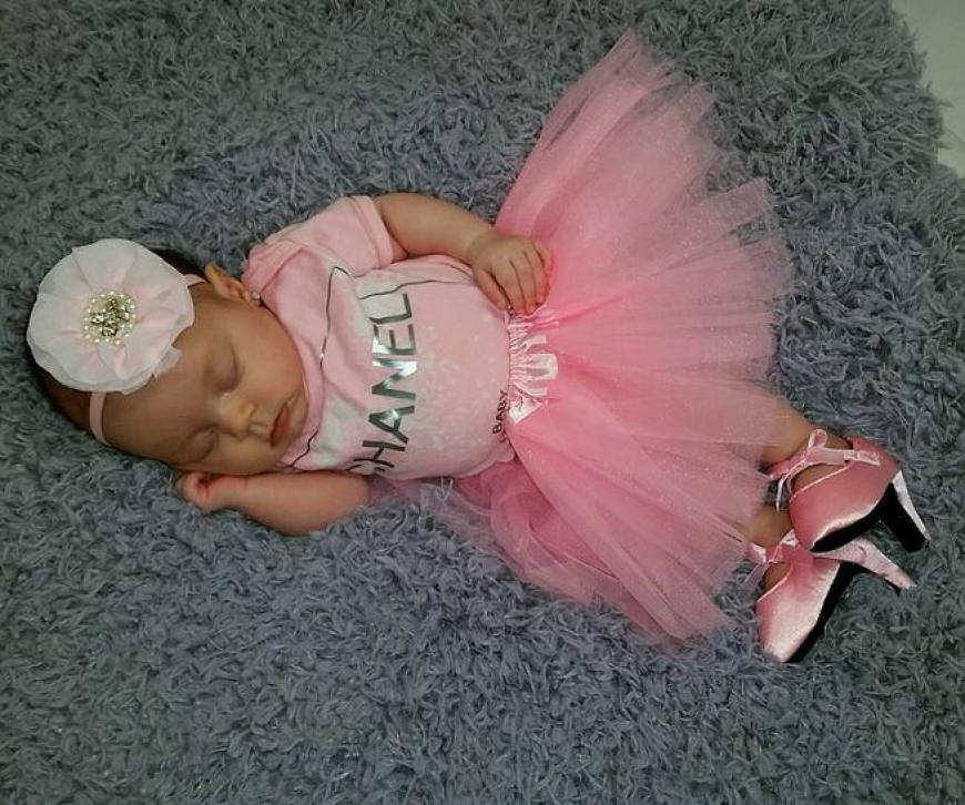 Coco Austins Tochter mit Tutu und High-Heels.