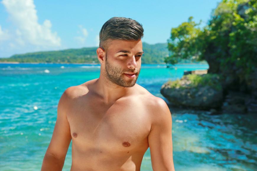 Moment mal, den kennt man doch? Richtig! René Müller war bereits in Staffel 10 mit dabei, scheiterte aber dann beim Recall auf Curacao. Nun versucht er sein Glück erneut und will seine Sache dieses Mal besser machen.