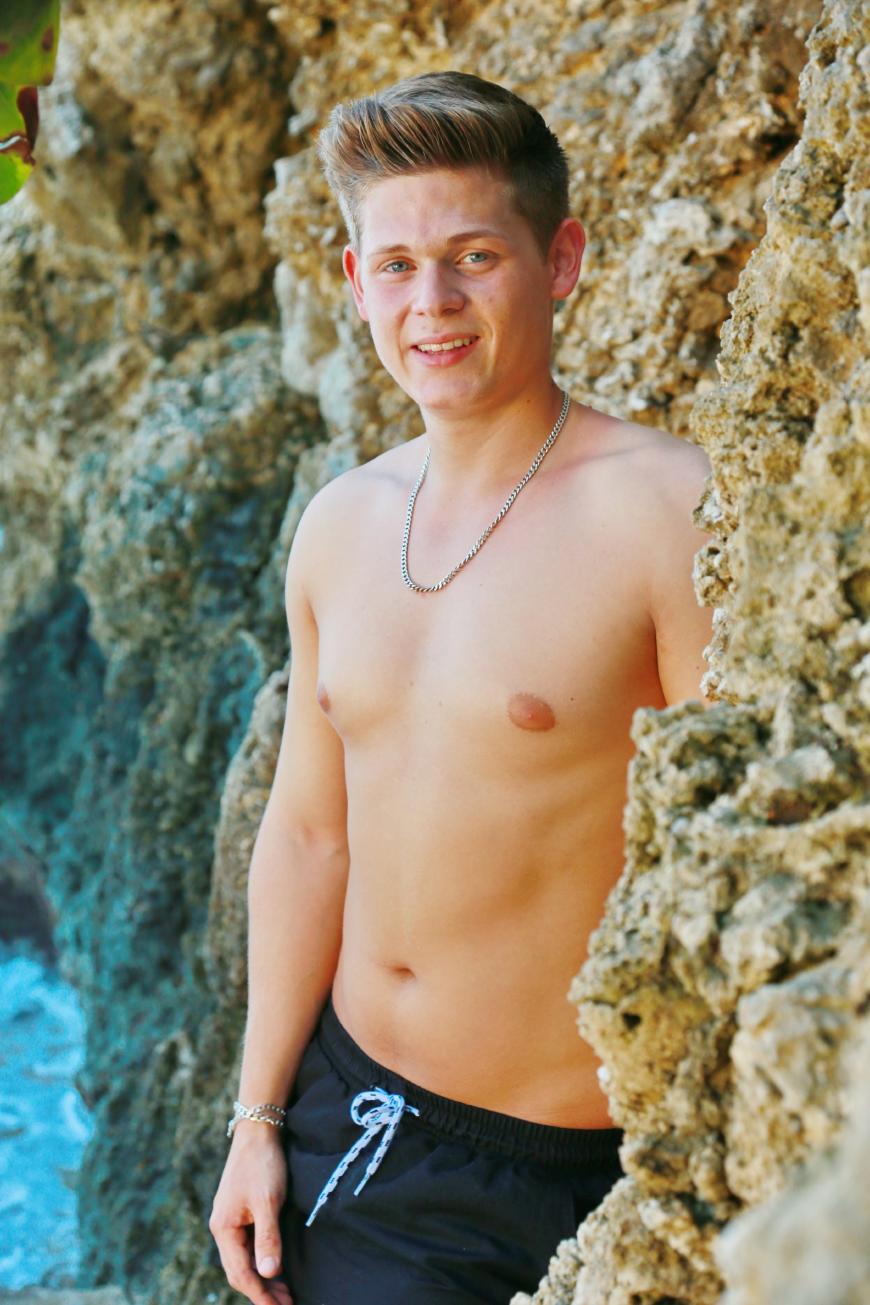 Kandidat Tobias Soltau würde auch als deutscher Justin Bieber durchgehen. Dieter zeigt sich mehr als begeistert: „Wenn ich mir so einen klassischen DSDS-Kandidaten zusammenbasteln müsste, dann würde er genauso aussehen wie du“, erklärt der Pop-Titan. Ob Dieter auf Jamaika bei dieser Meinung bleiben wird? Die Herzen so manch eines Mädchens wird der Kandidat bereits erobert haben.