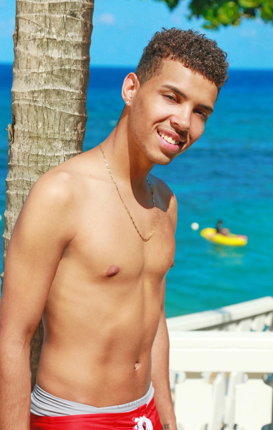 Der Sunnyboy Igor Barbosa lebte bis vor fünf Jahren in Brasilien und hat die heißen Rhythmen damit wohl im Blut. Von Dieter Bohlen gab es im Casting sogar die „Goldene CD“. Ob er sich auf Jamaika seinen Platz in der Top 10 erkämpfen kann?