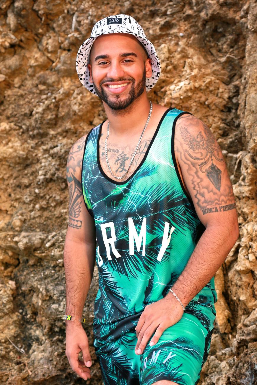 Jason Acosta Medina alias „L-Cubano“ konnte die Jury im Casting mit einer abgewandelten Version des Cro-Songs „Easy“ und heißen Tanzmoves von sich überzeugen und genau das will er auch im Recall auf Jamaika weiterführen.
