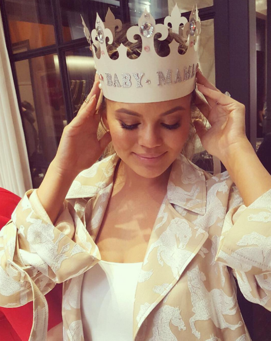 Chrissy Teigen mit Babykrone bei ihrer Babyshower.