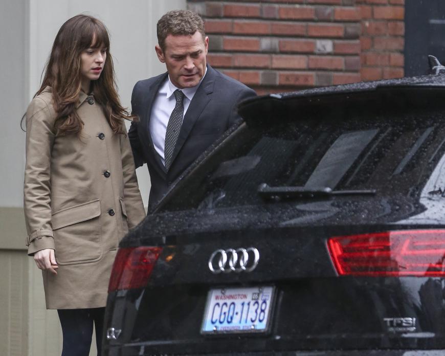 Dakota Johnson dreht am Set mit Max Martini.