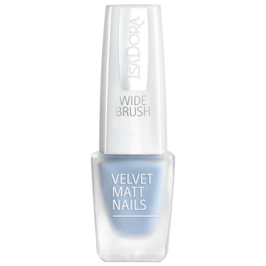 Mit breitem Pinsel „Velvet Matt Nails“ von Isadora in „Blue“, ca. 10 Euro, exklusiv bei Douglas
