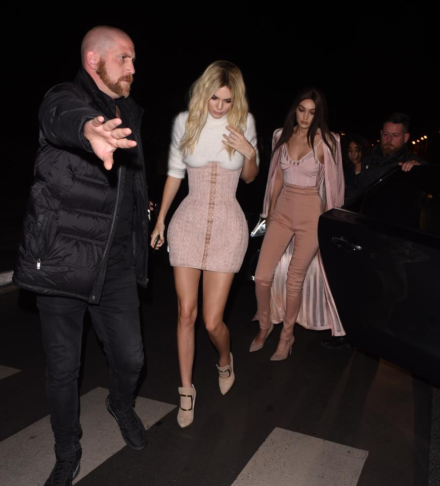 Kendall Jenner konnte bei dem Streit mit einem Paparazzo auf die Hilfe ihres Bodyguards (l.) vertrauen.