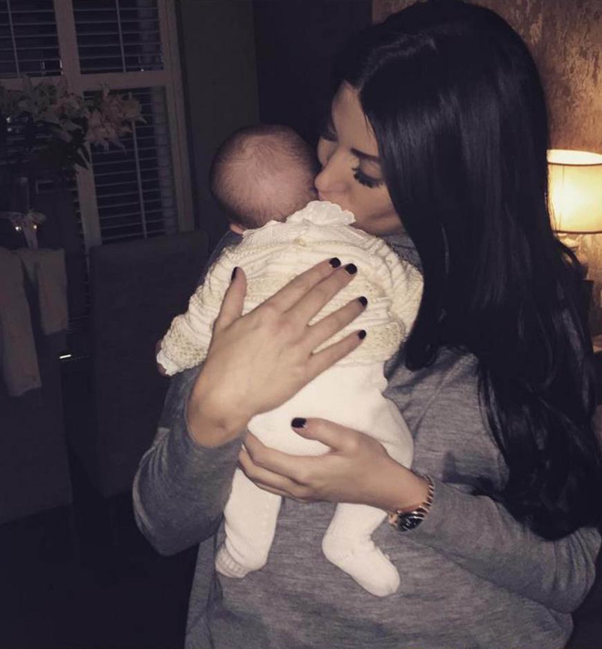 Stolze Mama! - So süß schmust Kim Kardashian mit Baby Saint West.