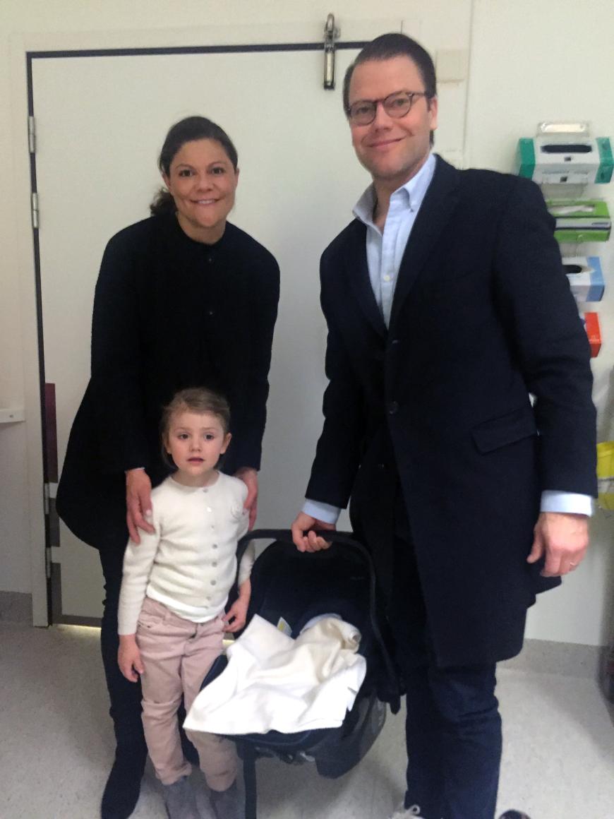 Das erste Foto nach der Geburt - die erstmals vierköpfige Familie: Kronprinzessin Victoria, Prinzessin Estelle, Prinz Oscar und Daniel von Schweden (v.l.).