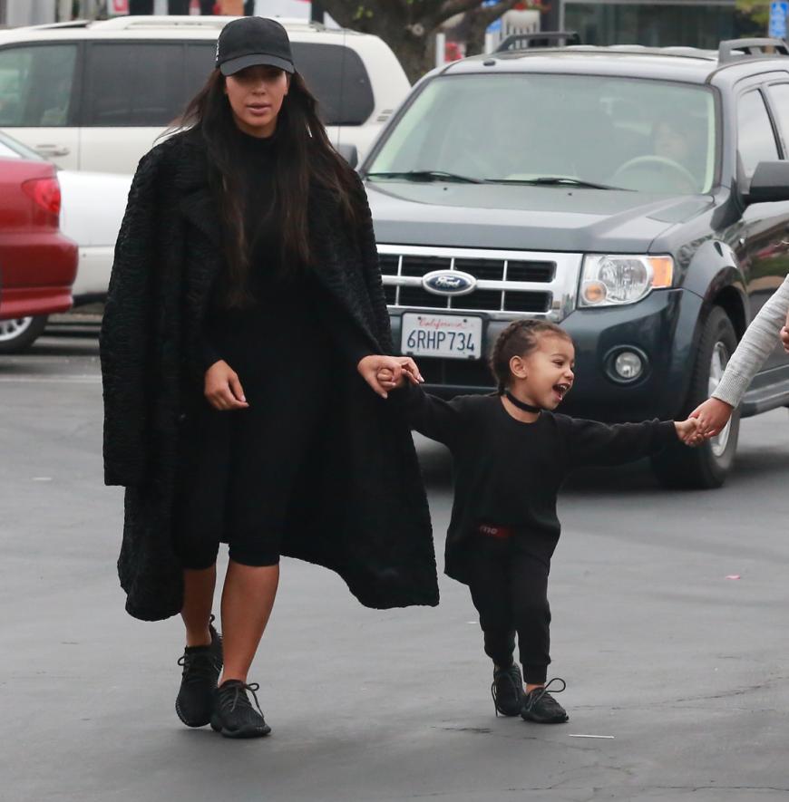 North West hat so gar keine Lust, brav an der Hand zu laufen ...