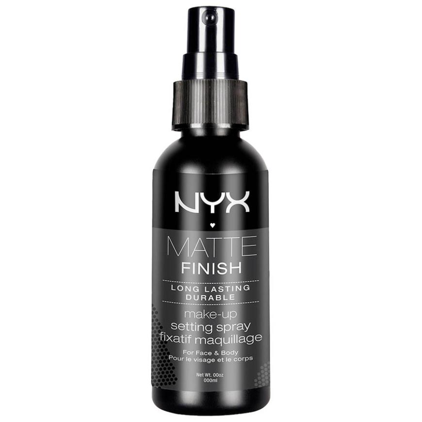 Tipp für das i-Tüpfelchen: Dank Fixier-Spray ist der Matt-Look nicht nur eine kurze Freude, sondern hält den ganzen Tag. „Make-up Setting Spray“ von NYX in „Matte Finish“, ca. 8 Euro, exklusiv bei Douglas
