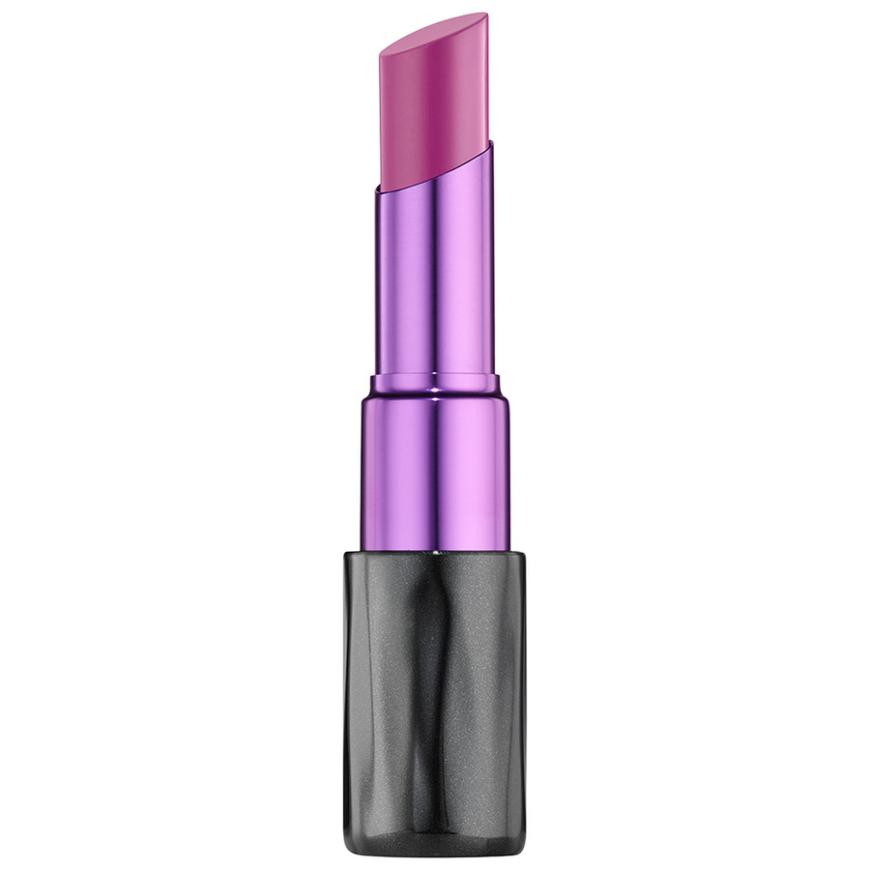 Pflegt mit Shea Butter „Matte Revolution“-Lippenstift von Urban Decay in „Bittersweet“, ca. 20 Euro