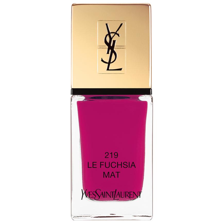Hält extralang „La Laque Couture The Mats“ von Yves Saint Laurent in „Le Fuchsia Mat“, ca. 26 Euro