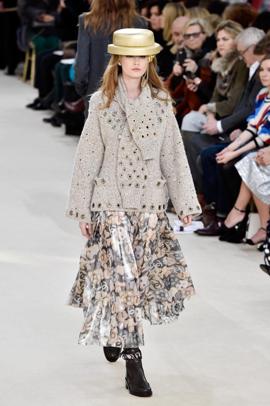 Flatter-Rock mit CC-Print zu grobem Sweater mit Lochstanzungen