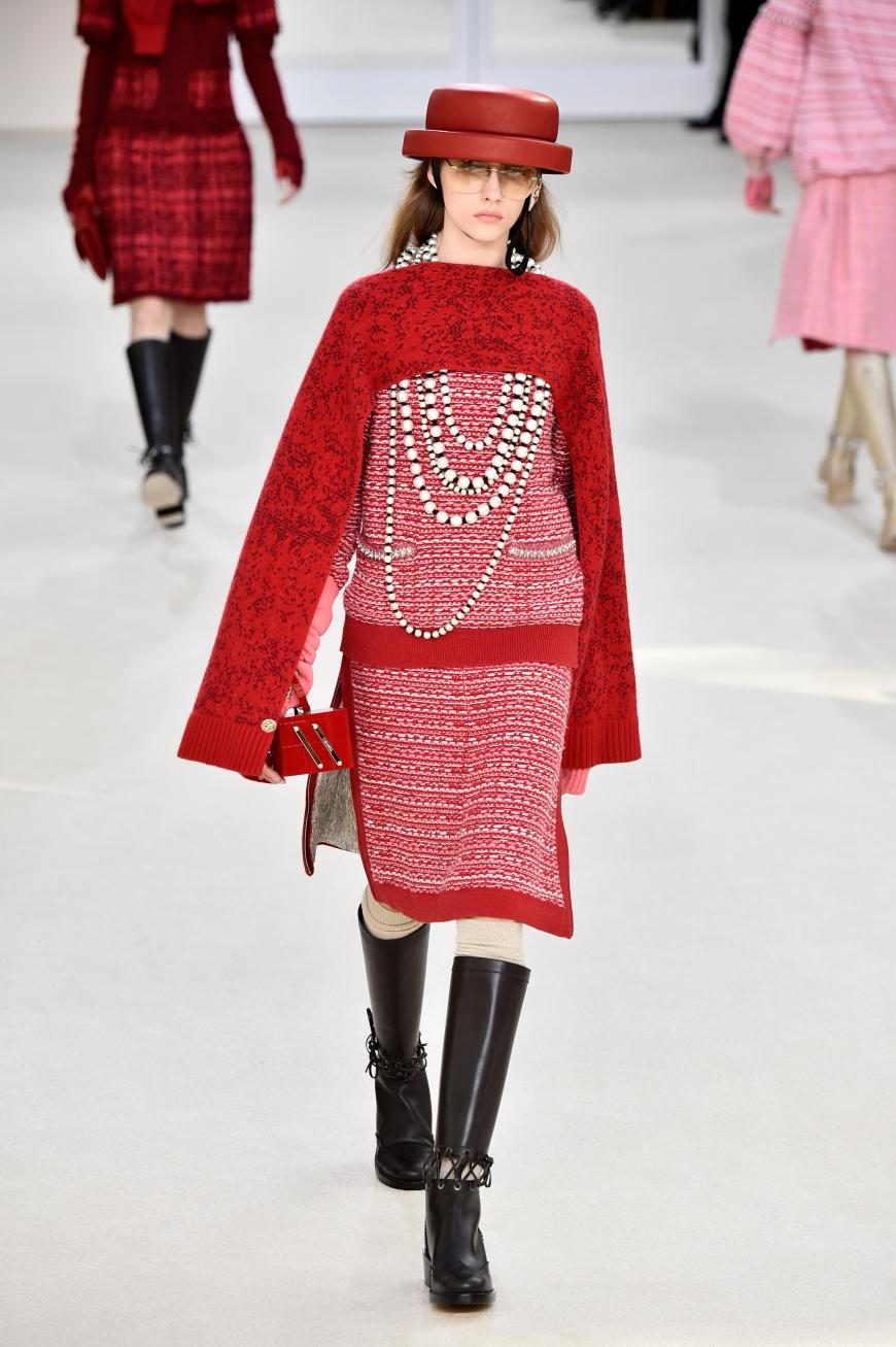 Roter Tweed-Zweiteiler mit cape-artigem Überwurf