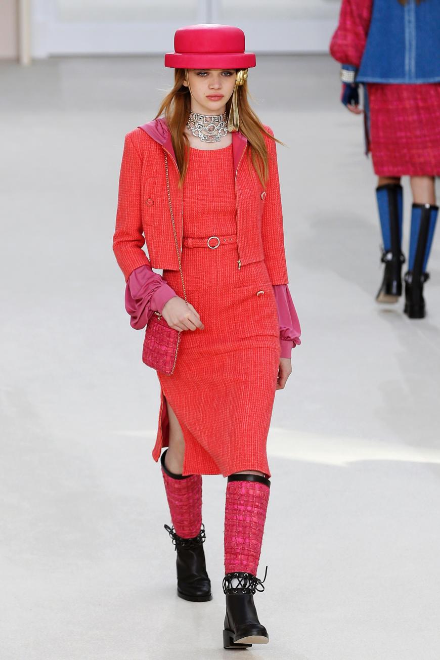 Auch in knalligem Korall kommt Tweed im Herbst/Winter 2016/17 daher. Nicht so recht dazu gefallen will uns die Kombination der himbeerfarbenen Bluse darunter.