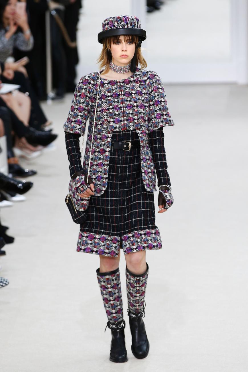 Edie Campbell zeigte eine interessante Mischung aus Tweed und Karomuster.