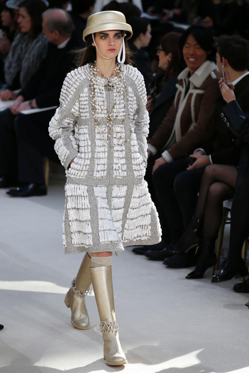 A-linienförmiges Kleid mit weißen Aufnähern zu goldenen Accessoires