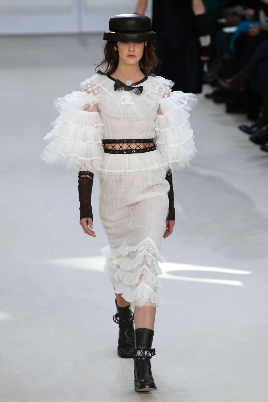 Tüll, Lederhut + Schnürungen = Zirkusdompteur à la Chanel