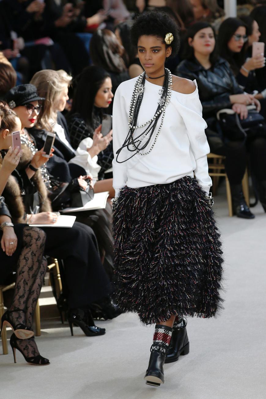 Oversize-Sweater zu Fransen-Midirock - so lässig kann Chanel sein!