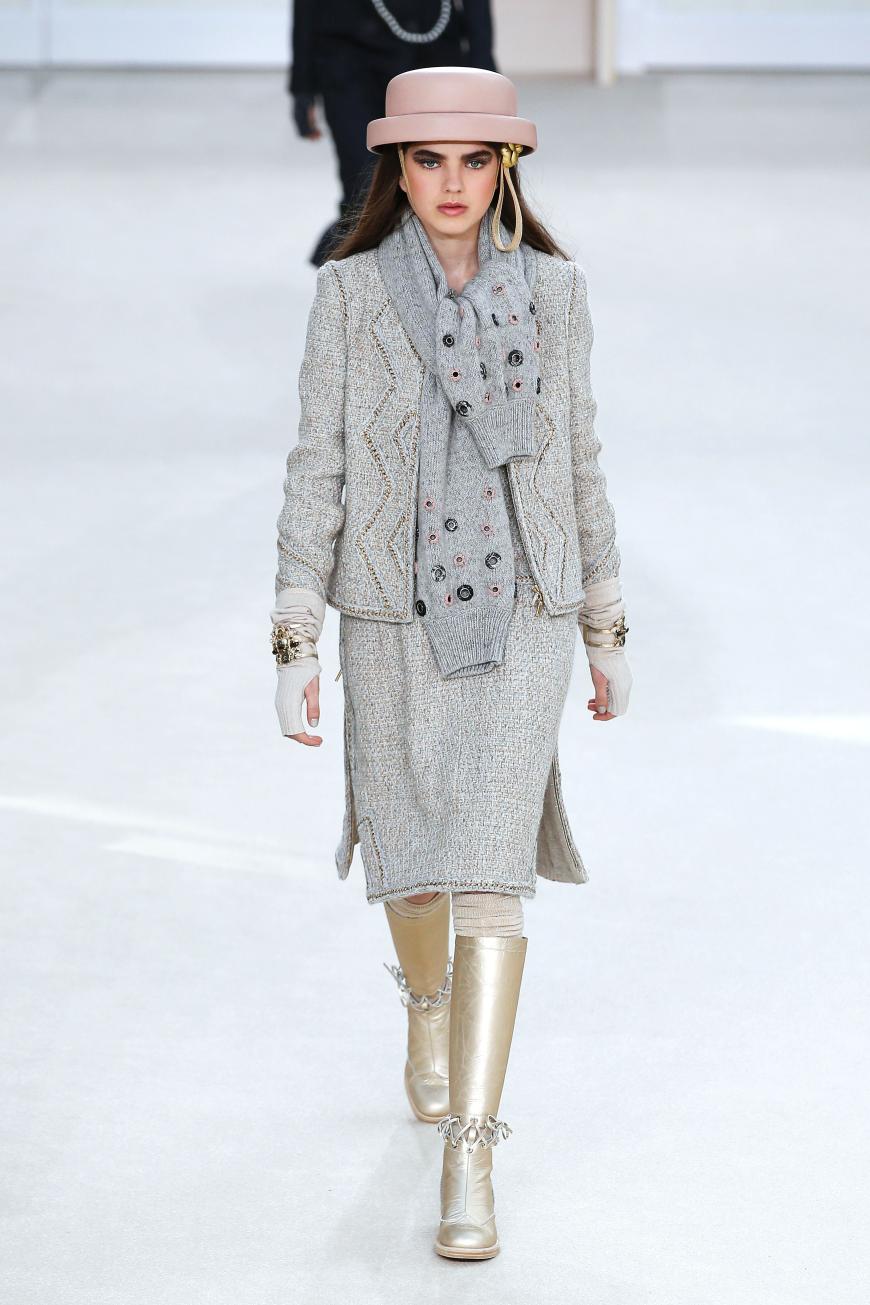 Das Tweed-Kostüm darf auch im Herbst/Winter 2016/17 nicht fehlen.
