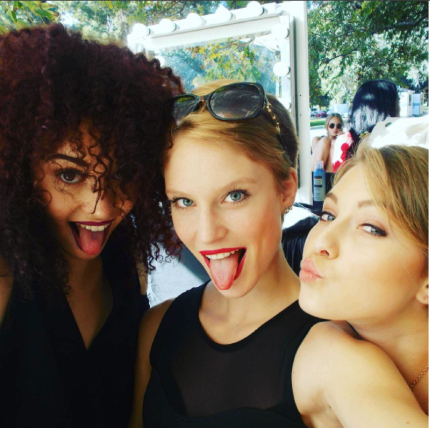 Mit den anderen Mädels von GNTM lenkt Kim (M.) sich von der Trennung auf Zeit von ihrem Freund Alex ab.