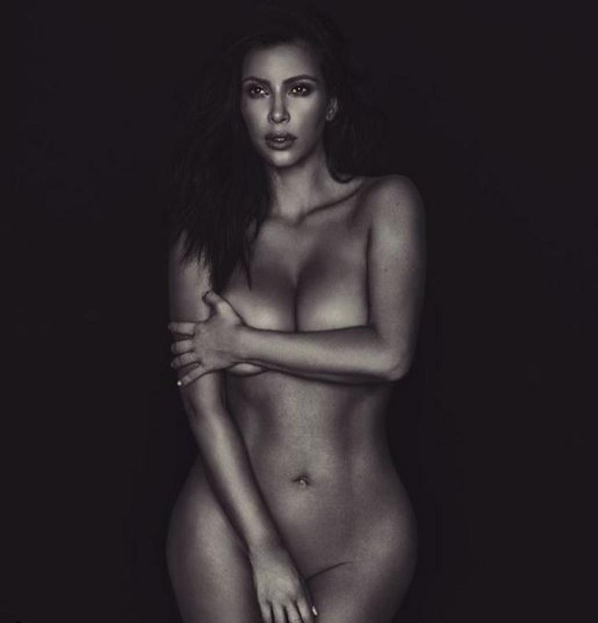 Kim Kardashian zeigt sich komplett entblößt auf sozialen Netzwerken.