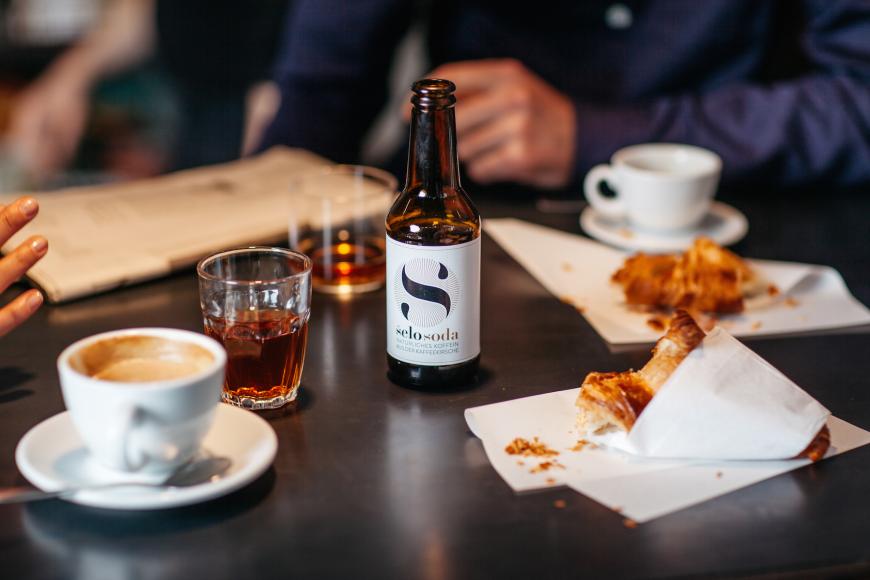 Vegan schmeckt nicht? Schmeckt doch! Selosoda ist ein veganes Erfrischungsgetränk, welches aus den Abfällen der Kaffeepflanze gewonnen wird - klingt komisch, schmeckt aber lecker und alles andere als langweilig und ist dabei noch nachhaltig, frei von Zucker und Zusatzstoffen und bringt eine geballte Ladung Koffein mit. Erhältlich im 6er-Probierpaket für rund 20 Euro. Hier shoppen.